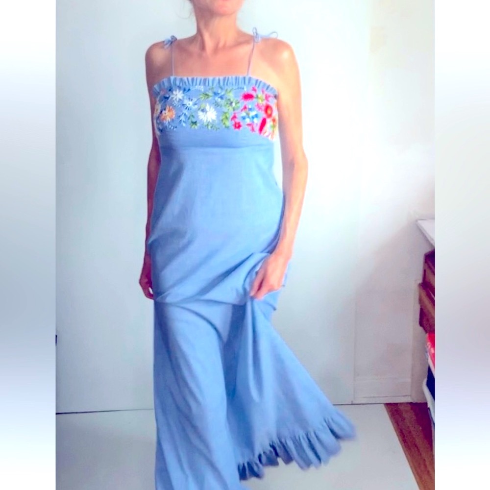 Sweetest Vintage Summer Denim Blue Linen Chambray Embroidered Maxi Dress💐💐🦋